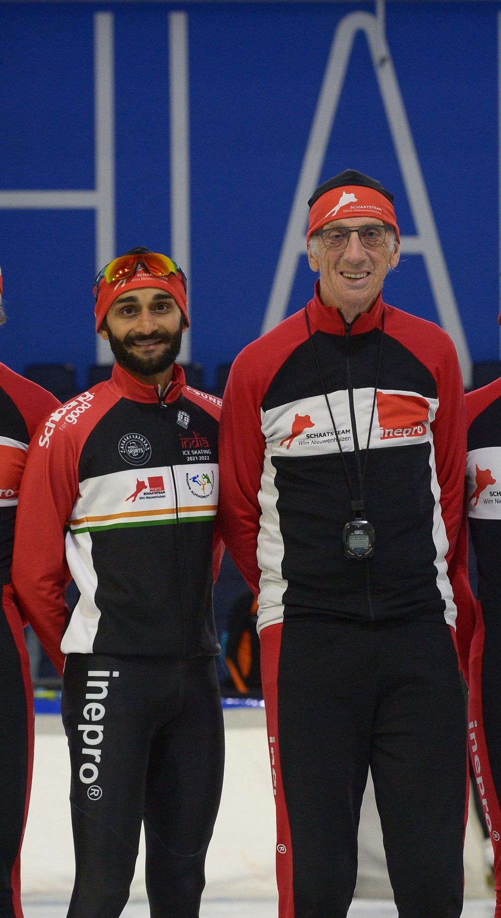 Vishwaraj beside coach Wim Nieuwenhuizen in Schaatsteam kit at Thialf, Heerenveen